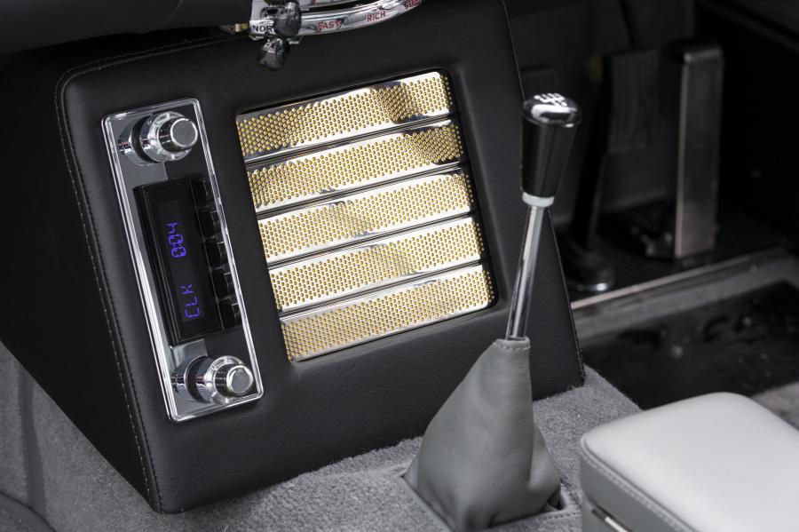Детали интерьера Aston Martin DB5 Goldfinger Continuation 2020 года  (фото 38 из 40)